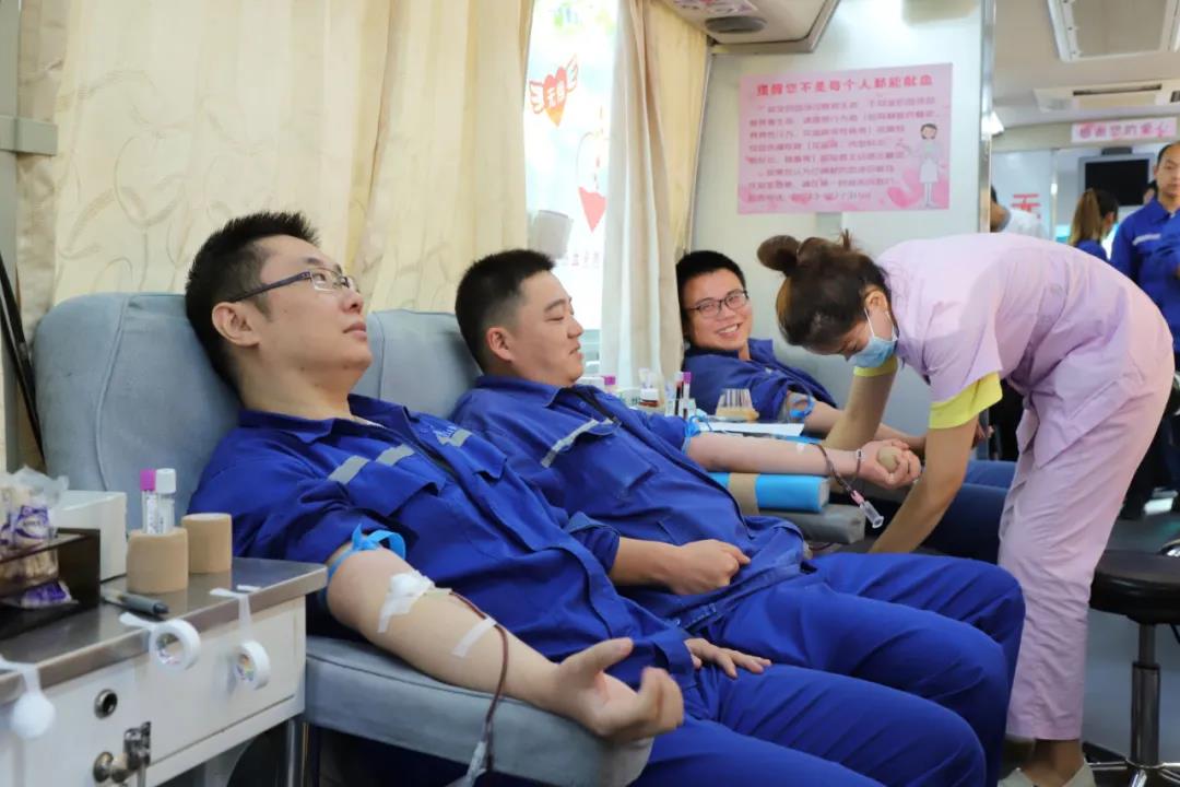 公司组织义务献血 员工积极献爱心16